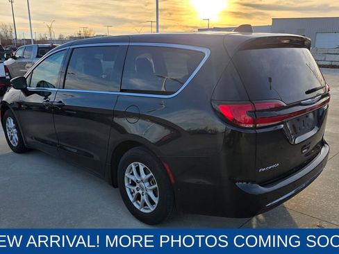 Used 2023 Chrysler Pacifica Touring-L image 3