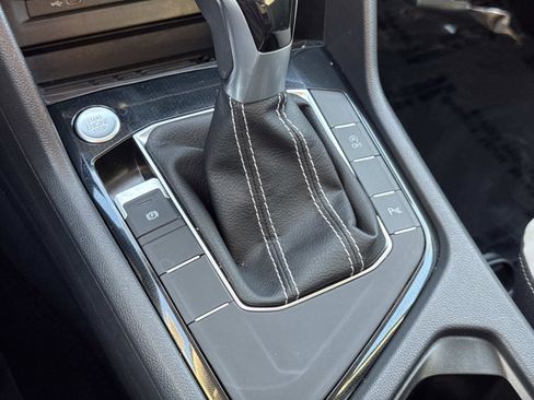 Certified 2025 Volkswagen Taos SE w/ Panoramic Sunroof Package image 25