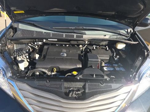 Used 2014 Toyota Sienna XLE FWD image 18