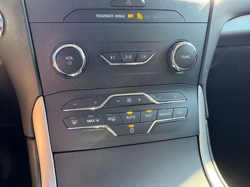 Used 2019 Ford Edge SEL image 18