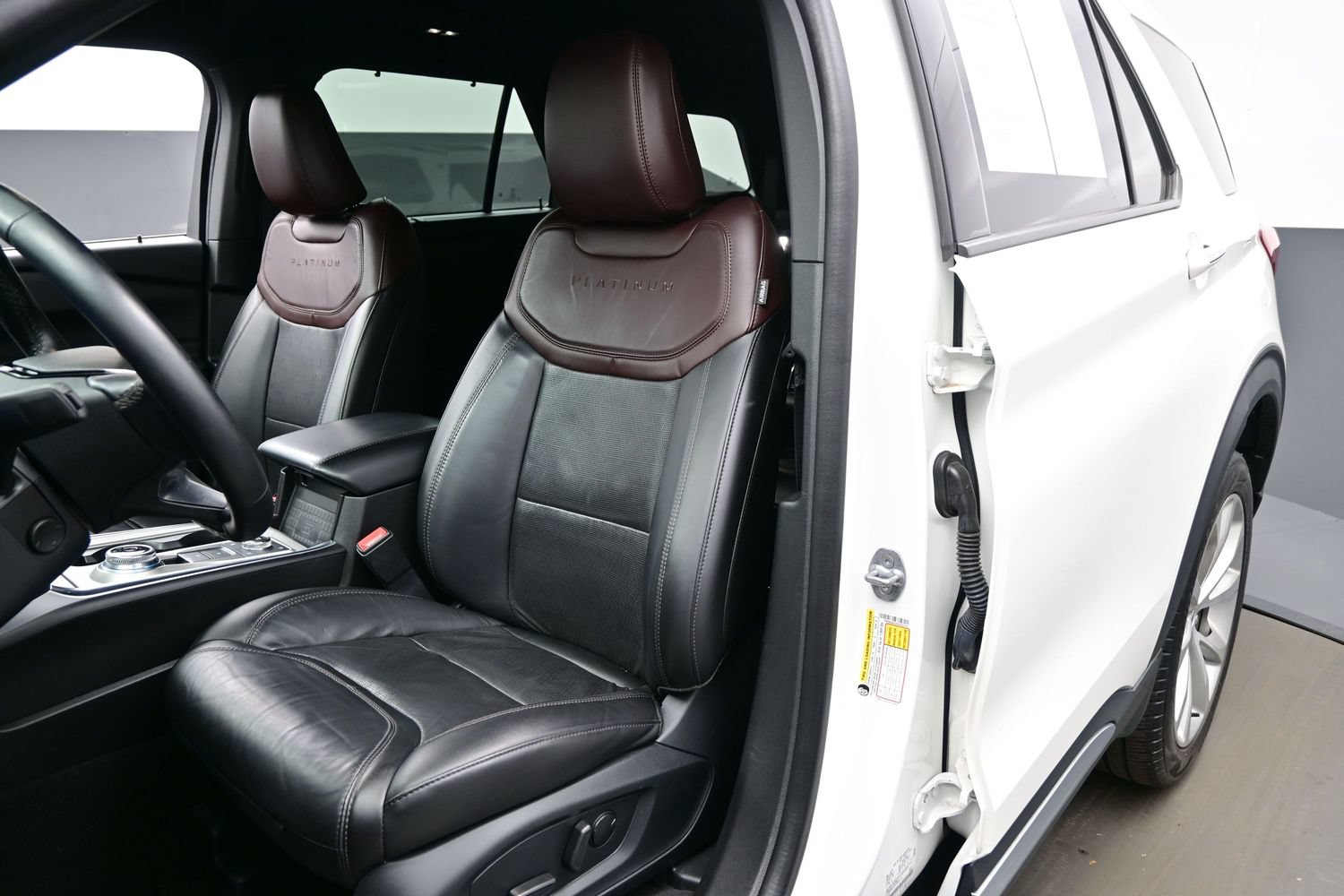 Used 2023 Ford Explorer Platinum w/ Technology Package AWD/4WD image 12