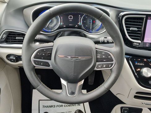 Used 2024 Chrysler Pacifica Touring-L FWD image 18