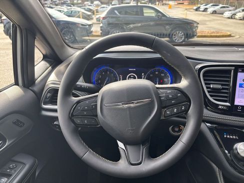 Used 2025 Chrysler Pacifica Limited image 28