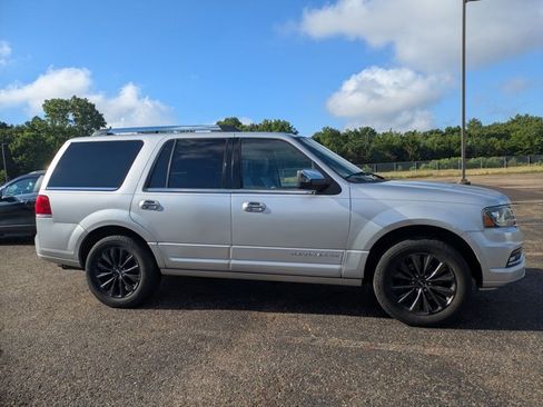 Used 2015 Lincoln Navigator 4WD image 4