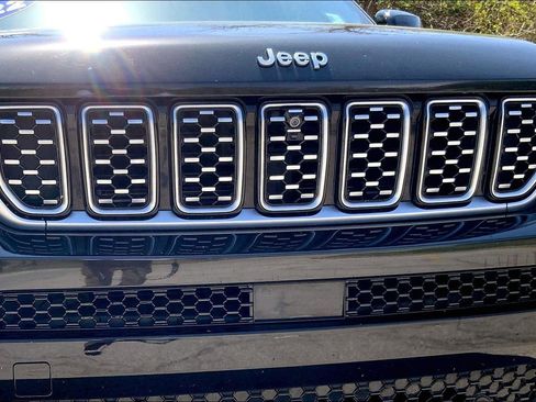 Used 2022 Jeep Grand Cherokee L Summit w/ Luxury Tech Group V AWD/4WD image 31