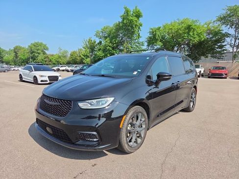 Used 2025 Chrysler Pacifica Limited FWD image 2