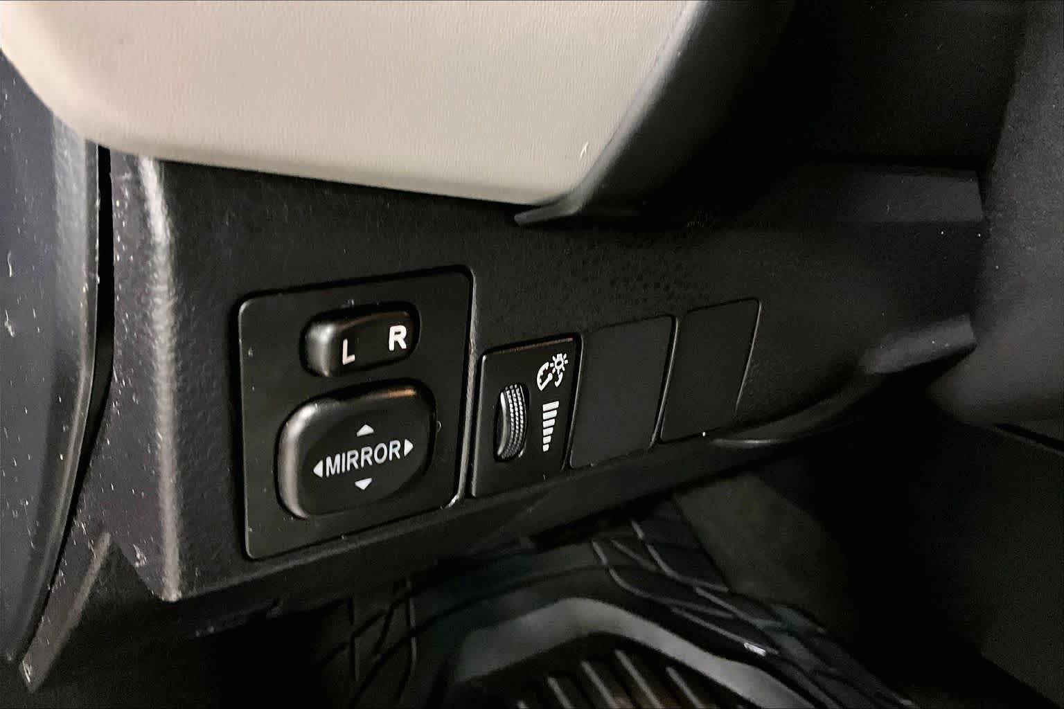 Used 2019 Toyota Corolla LE w/ Carpet Mat Package (TMS) FWD image 32