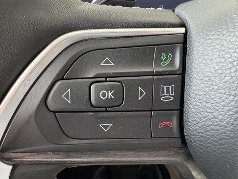 Used 2025 Jeep Grand Cherokee Limited AWD/4WD image 31