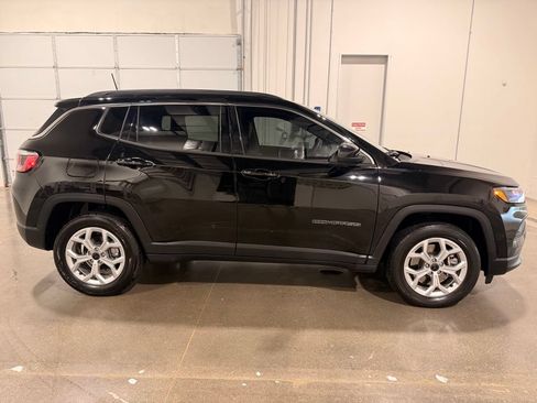 Used 2025 Jeep Compass Latitude AWD/4WD image 4