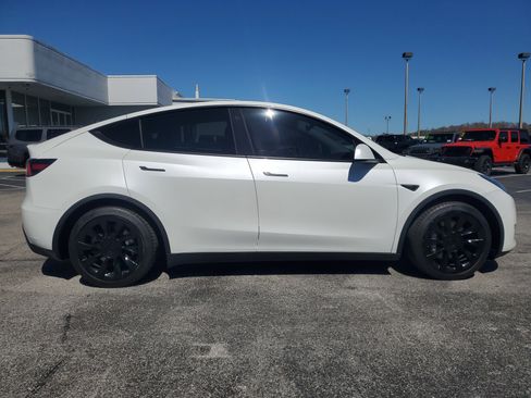 Used 2021 Tesla Model Y Long Range image 9