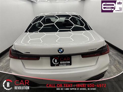 Used 2021 BMW 750i xDrive w/ Luxury Rear Seating Package image 2