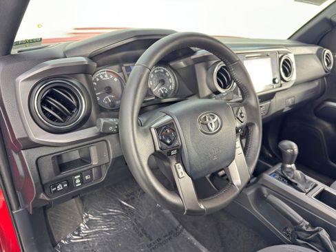 Used 2019 Toyota Tacoma TRD Sport w/ Technology Package image 12