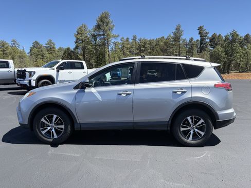 Used 2018 Toyota RAV4 XLE AWD/4WD image 6