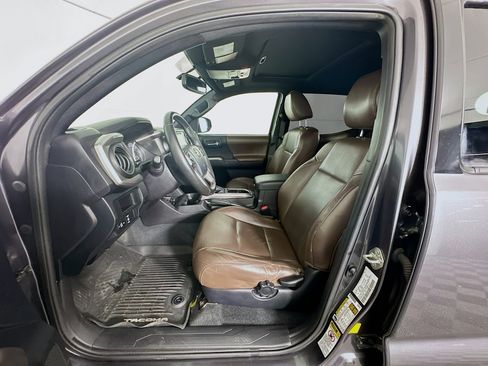 Used 2016 Toyota Tacoma Limited image 13