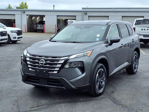 Used 2025 Nissan Rogue SV FWD image 2
