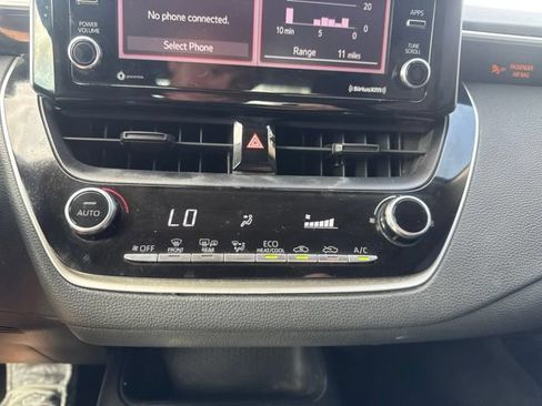 Used 2021 Toyota Corolla LE FWD image 18