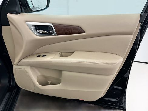 Used 2017 Nissan Pathfinder Platinum w/ Family Entertainment Package image 36