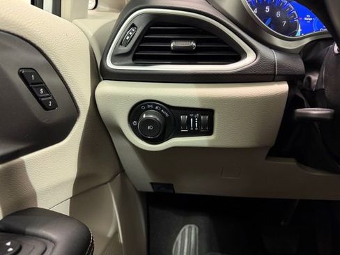 Used 2024 Chrysler Pacifica Touring-L image 16