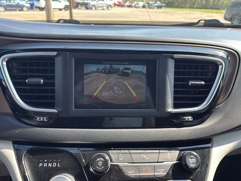 Used 2018 Chrysler Pacifica Touring Plus FWD image 22