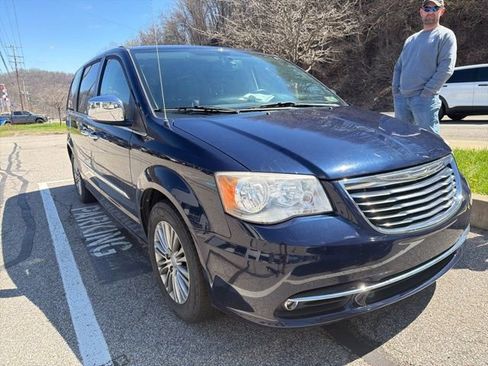 Used 2014 Chrysler Town & Country Touring-L w/ Driver Convenience Group image 6