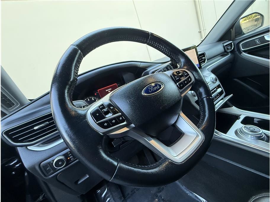 Used 2020 Ford Explorer XLT w/ Equipment Group 202A AWD/4WD image 8