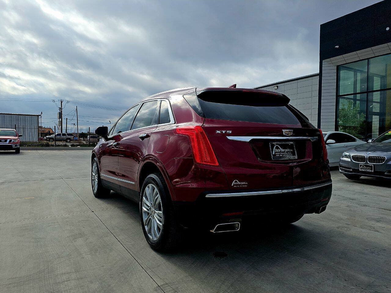 Used 2017 Cadillac XT5 Premium Luxury w/ Advanced Security Package FWD image 3