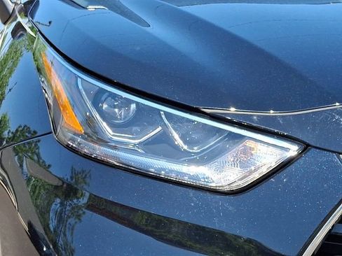 Certified 2021 Toyota Highlander Limited AWD/4WD image 9