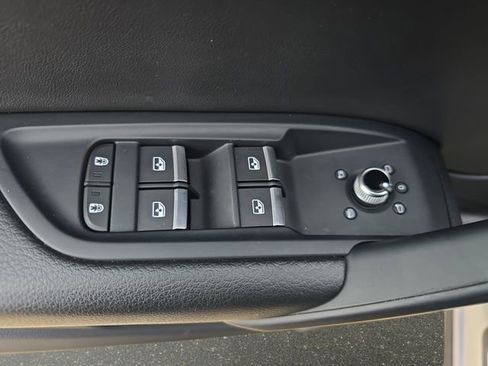 Used 2023 Audi Q5 e Premium w/ Convenience Package image 31