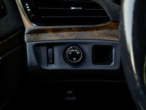 Used 2018 Cadillac Escalade Premium Luxury RWD image 30