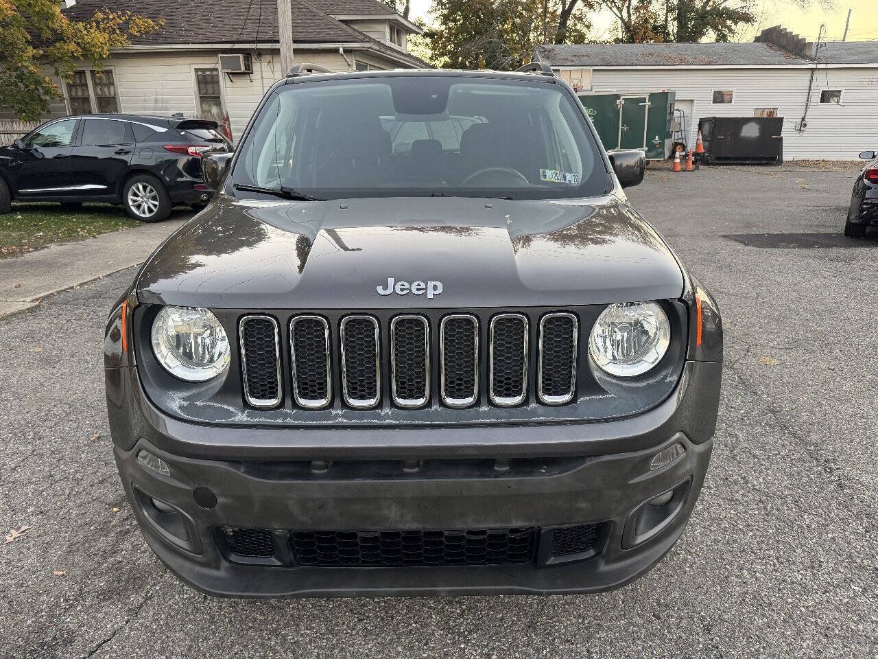 Used 2018 Jeep Renegade Latitude FWD image 2