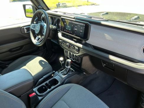 Used 2025 Jeep Wrangler Unlimited Sahara AWD/4WD image 37