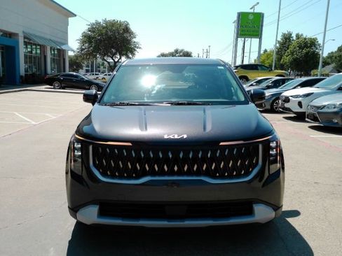 Used 2025 Kia Carnival FWD image 2