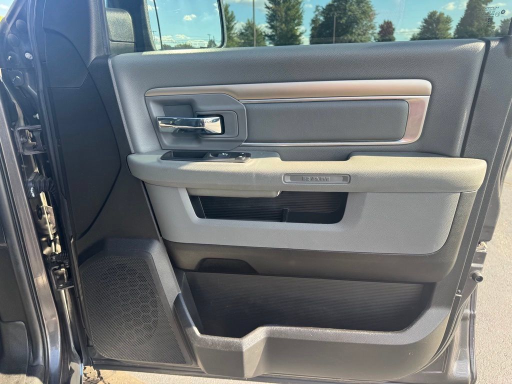 Used 2019 RAM 1500 Classic SLT w/ Luxury Group AWD/4WD image 14