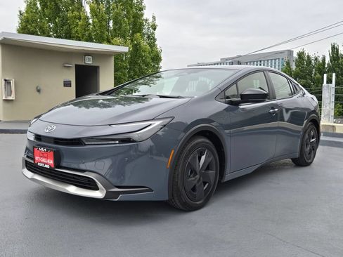 Used 2026 Toyota Prius Plug-In Hybrid FWD image 7