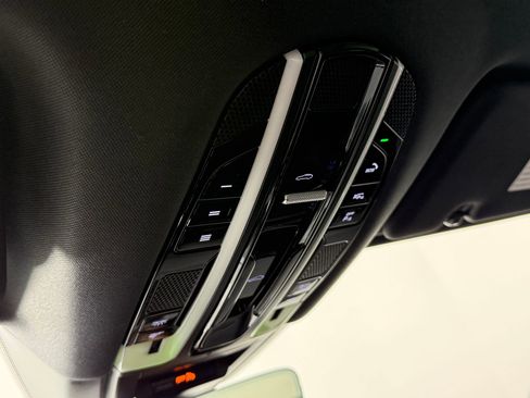 Certified 2023 Porsche Cayenne Platinum Edition image 24