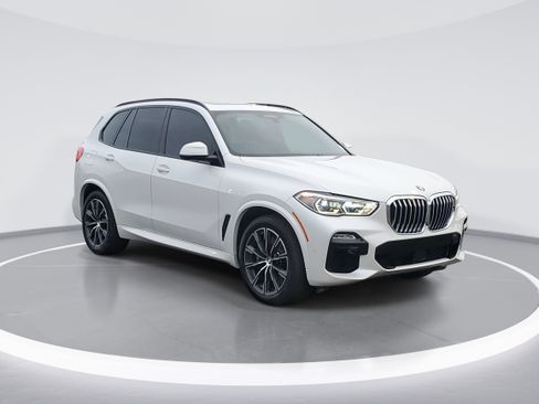 Used 2019 BMW X5 xDrive50i w/ M Sport Package image 2