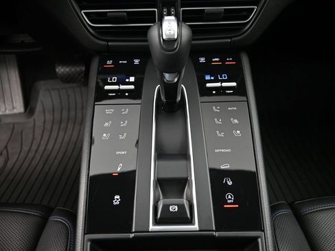 Certified 2022 Porsche Macan S AWD/4WD image 17