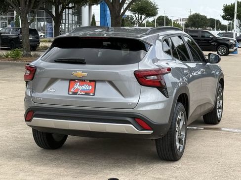 Certified 2025 Chevrolet Trax LT w/ Driver Confidence Package FWD image 6