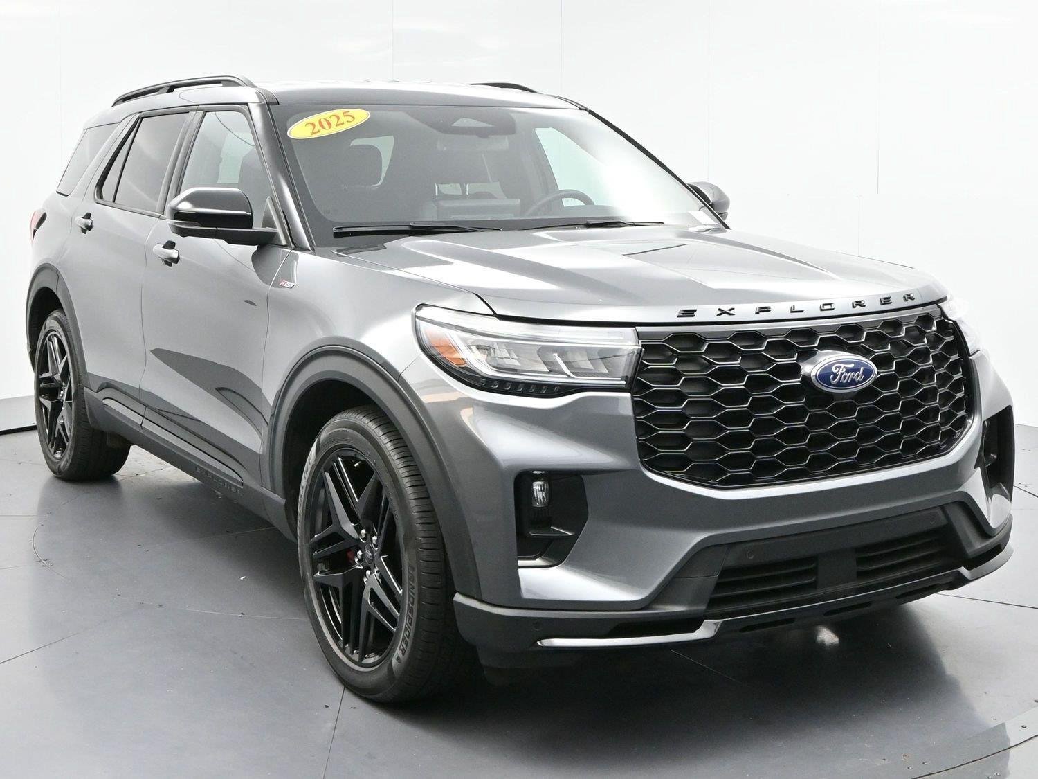 Used 2025 Ford Explorer ST-Line w/ Premium Package RWD image 2