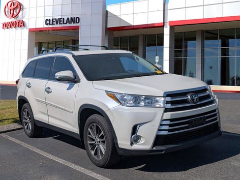 Used 2019 Toyota Highlander XLE w/ Carpet Mat Package (TMS) image 2
