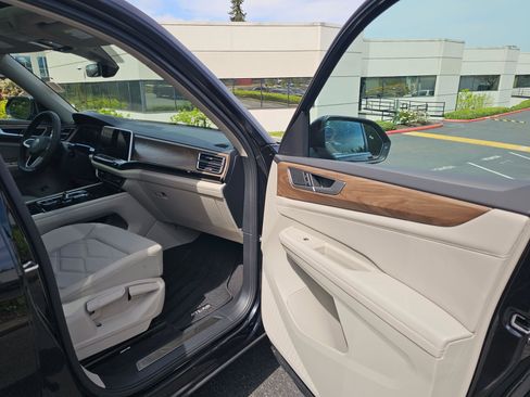 Used 2024 Volkswagen Atlas SE w/ Panoramic Sunroof Package AWD/4WD image 13