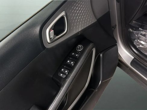 Used 2023 Kia Soul LX w/ LX Technology Package FWD image 16