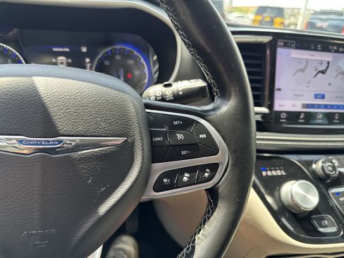 Used 2021 Chrysler Pacifica Touring-L FWD image 23