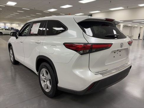 Used 2023 Toyota Highlander LE image 5