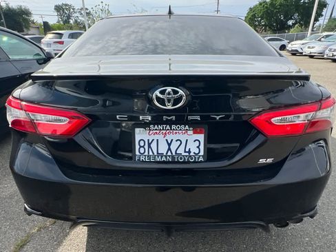 Used 2019 Toyota Camry SE image 5