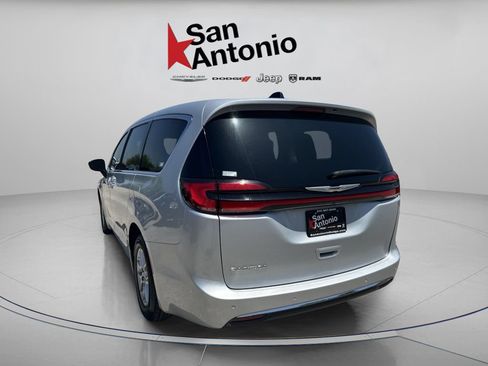 Certified 2024 Chrysler Pacifica Touring-L FWD image 11