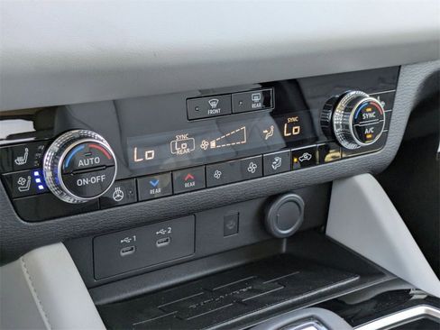 New 2025 Mitsubishi Outlander SEL image 23