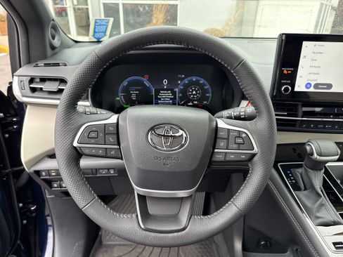 Used 2025 Toyota Sienna Platinum image 40