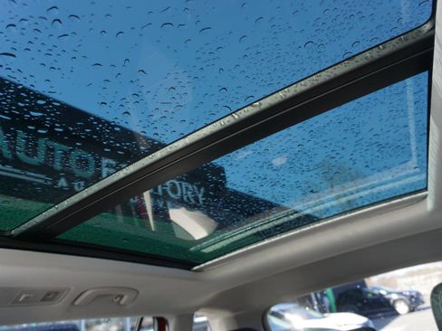 Used 2021 Volkswagen Tiguan SE w/ Panoramic Sunroof Package image 18