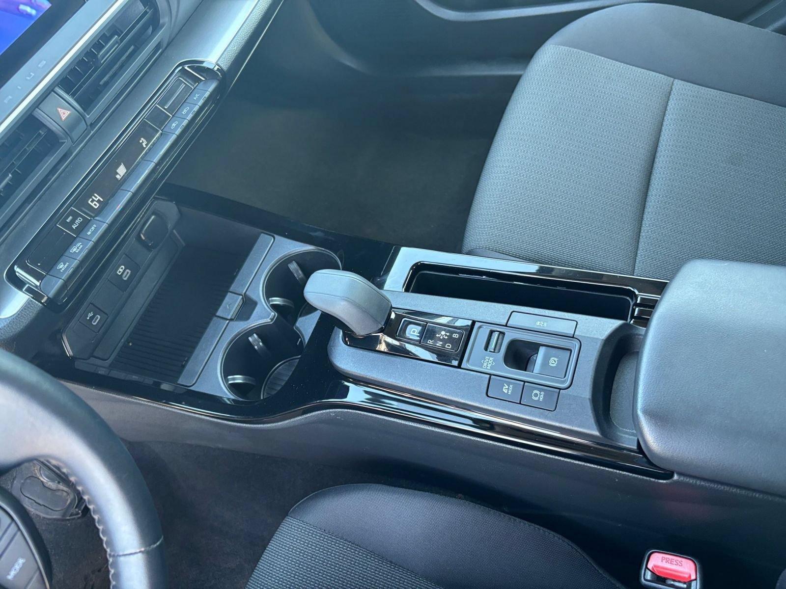 Used 2025 Toyota Prius LE FWD image 39